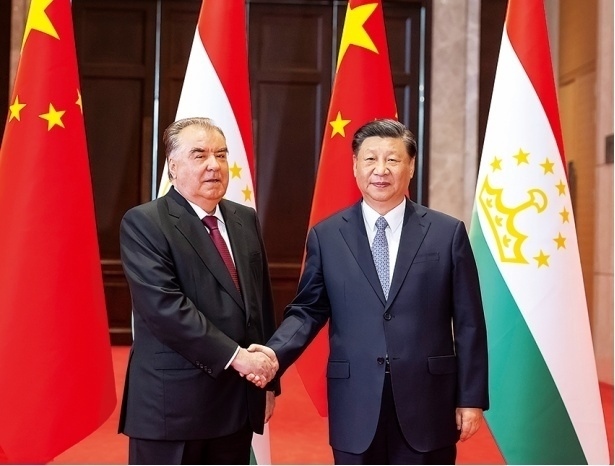 2023年5月，國(guó)家主席習(xí)近平在西安同來華出席中國(guó)—中亞峰會(huì)并進(jìn)行國(guó)事訪問的塔吉克斯坦總統(tǒng)拉赫蒙會(huì)談。新華社記者 丁海濤 攝
