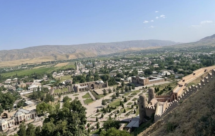 位于塔吉克斯坦杜尚別西北的吉薩爾古城，有著3000多年歷史。有研究認(rèn)為，張騫出使大宛回程途中曾經(jīng)過此地。圖為從吉薩爾古城城墻俯瞰城門與市鎮(zhèn)。本報記者 曲頌 攝