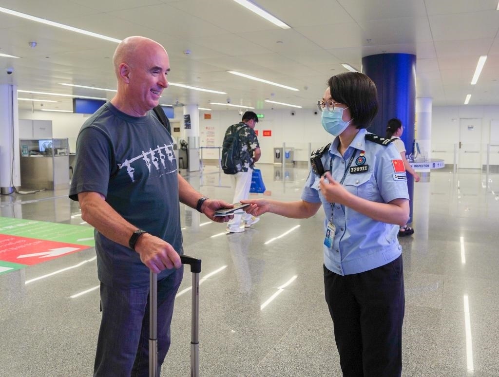  7月2日，南寧邊檢站移民管理警察引導(dǎo)外籍旅客有序通關(guān)。（南寧邊檢站供圖）