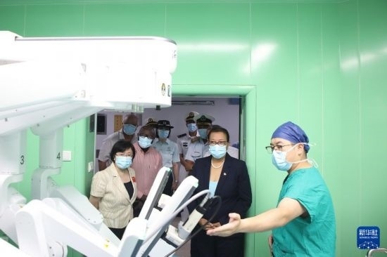 7月5日，塞舌爾衛(wèi)生部長維多在中國海軍“和平方舟”號醫(yī)院船上參觀。新華社發(fā)（劉志磊 攝）