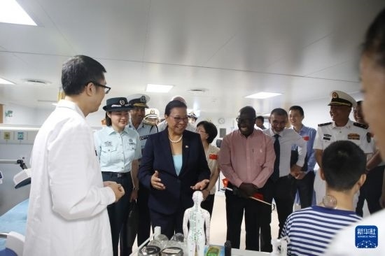 7月5日，塞舌爾衛(wèi)生部長維多在中國海軍“和平方舟”號醫(yī)院船上參觀中醫(yī)診室。新華社發(fā)（劉志磊 攝）