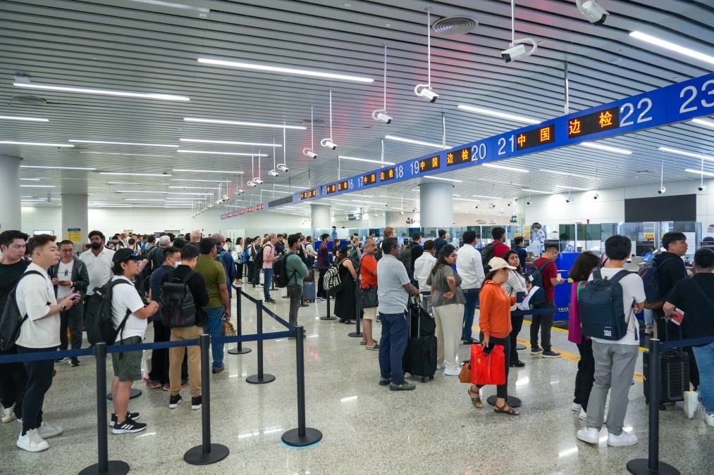 7月4日，白云邊檢站旅客通關(guān)現(xiàn)場(chǎng)。（白云邊檢站供圖）