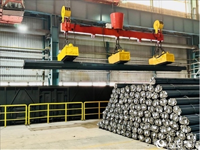 通鋼產(chǎn)品正在裝車。人民網(wǎng) 謝瑩攝