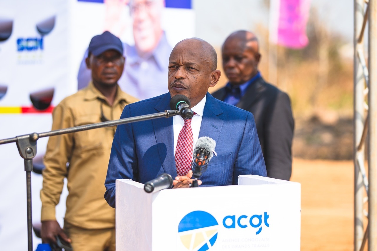 剛果（金）國務(wù)部長兼基礎(chǔ)設(shè)施和公共工程部長穆武尼在開工儀式上致辭。中鐵資源集團供圖