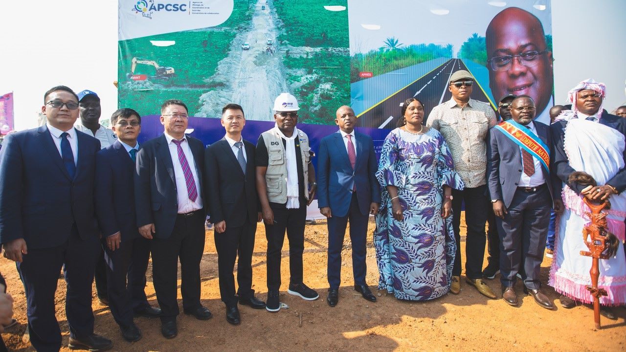 剛果（金）政府代表與中方企業(yè)代表出席開工儀式。中鐵資源集團供圖