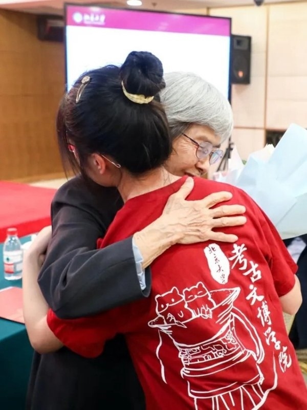 2023年，在校友向母校捐贈儀式上，鐘芳蓉與樊錦詩擁抱。校方供圖