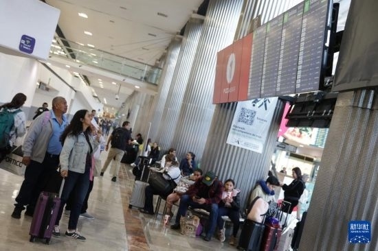 7月19日，在墨西哥首都墨西哥城的貝尼托·華雷斯國(guó)際機(jī)場(chǎng)，許多航班被延誤或取消，大量旅客在機(jī)場(chǎng)等待。新華社發(fā)（弗朗西斯科·卡涅多攝）