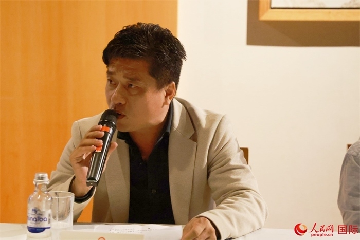 巴西中國(guó)浙江商會(huì)會(huì)長(zhǎng)鄭俠茂在座談會(huì)上致辭。人民網(wǎng)記者 陳海琪攝