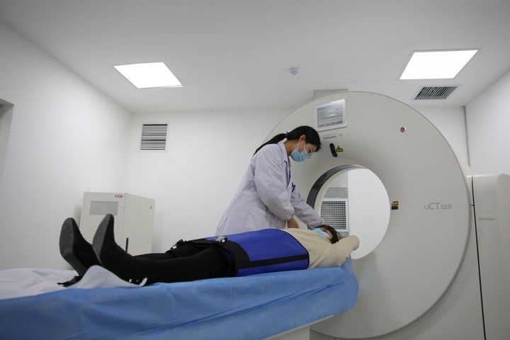 2023年3月2日，安徽省合肥市包河區(qū)煙墩街道社區(qū)衛(wèi)生服務中心的醫(yī)護人員為患者進行CT檢查。 新華社記者 曹力 攝