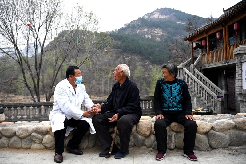 2020年4月15日，在河北阜平縣龍泉關(guān)鎮(zhèn)駱駝灣村，村醫(yī)霍建國(guó)為村民把脈。
