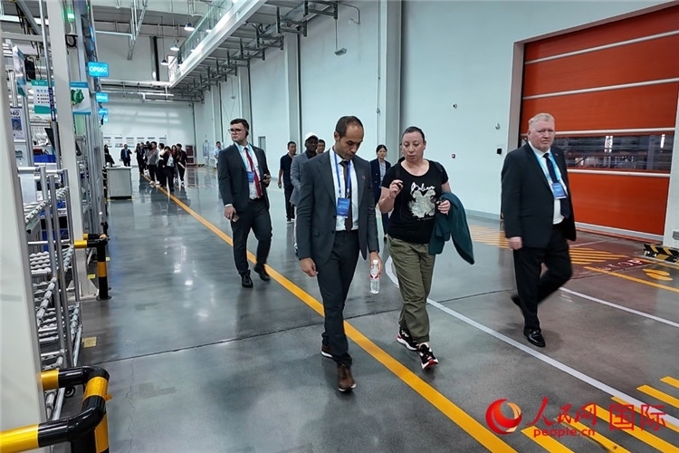 駐華外交官和國際組織駐華代表參觀億華通動力科技有限公司生產(chǎn)車間。人民網(wǎng)記者 方童攝