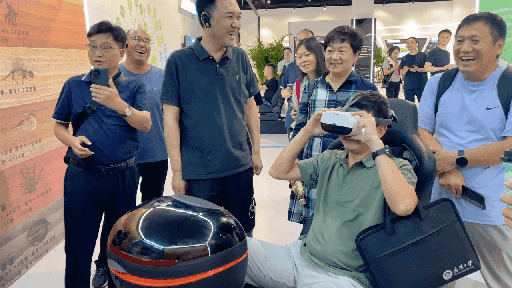 研學(xué)團(tuán)成員正在用VR眼鏡體驗。人民網(wǎng) 王戰(zhàn)雄攝