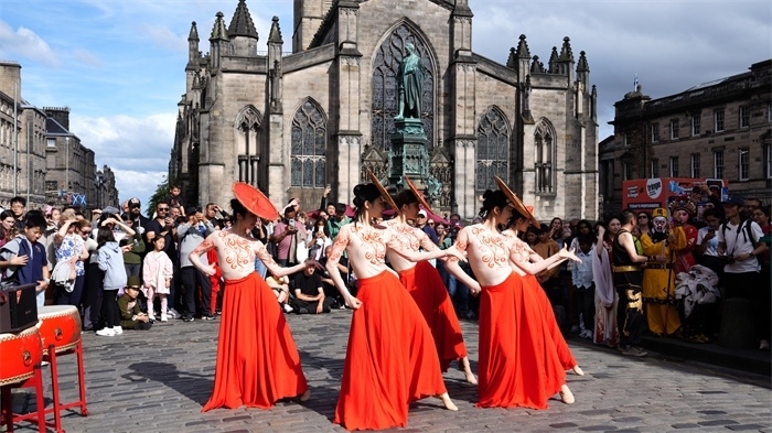 《長(zhǎng)城魂》的演員在愛(ài)丁堡皇家一英里街頭演出。主辦方供圖