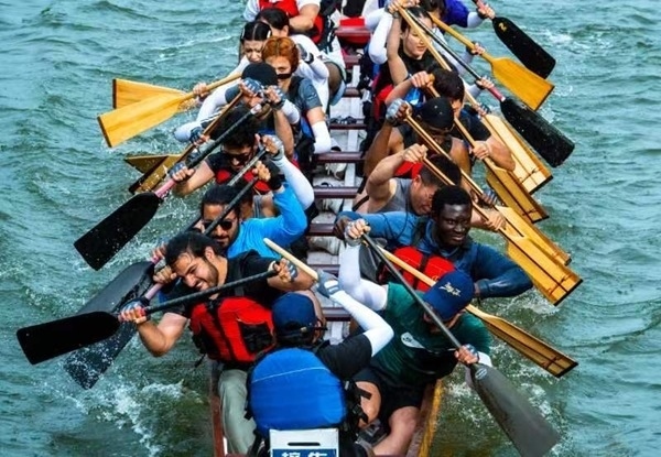 “熊貓叨叨”團(tuán)隊參加龍舟比賽。