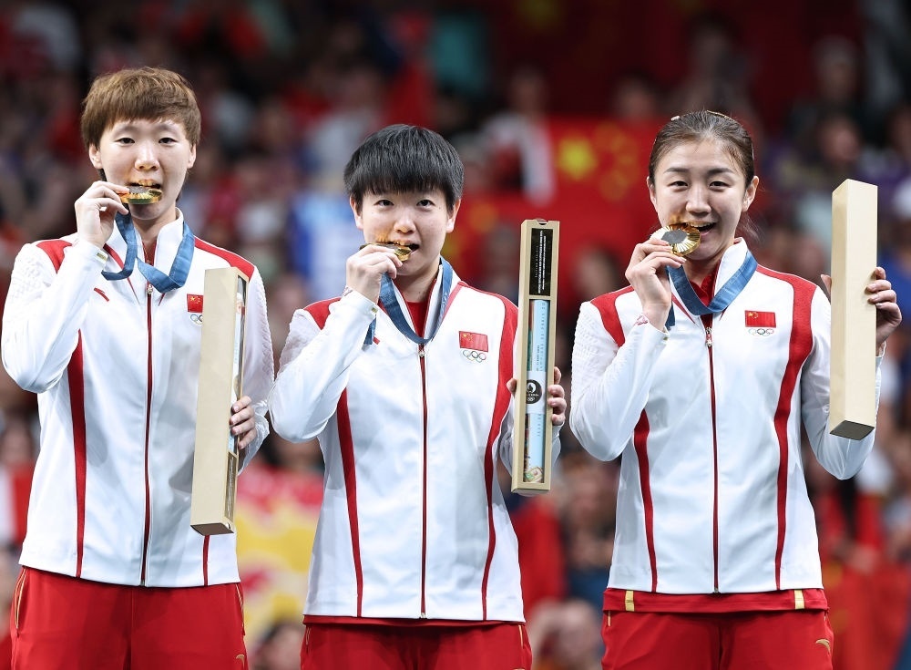 冠軍中國(guó)隊(duì)選手王曼昱、孫穎莎、陳夢(mèng)（從左至右）在巴黎奧運(yùn)會(huì)乒乓球女子團(tuán)體頒獎(jiǎng)儀式上（2024年8月10日攝）。新華社記者 王東震 攝