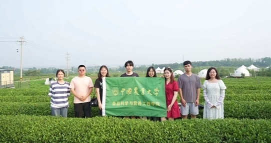 在山東日照，中國農(nóng)業(yè)大學(xué)食品學(xué)院實踐團就農(nóng)業(yè)生產(chǎn)智能化設(shè)備、肥料選用等問題開展實地調(diào)研，并面向300余名村民陸續(xù)開展4次科普宣講。校方供圖