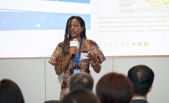 8月29日，在第二屆清華國際青年對話論壇活動(dòng)上，來自烏干達(dá)的媒體人詹尼弗·阿西姆韋分享中國之旅的感悟。新華社發(fā)（畢尚宏攝）