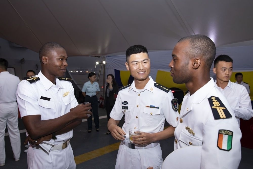 2023年6月25日，中國(guó)和科特迪瓦雙方官兵在南寧艦舉辦的甲板招待會(huì)上交流。中國(guó)海軍第43批護(hù)航編隊(duì)22日抵達(dá)科特迪瓦經(jīng)濟(jì)首都阿比讓，開始對(duì)科特迪瓦為期4天的友好訪問。