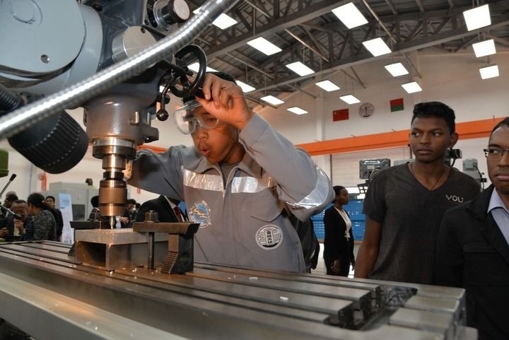 2024年4月26日，在馬達(dá)加斯加首都塔那那利佛，塔那那利佛大學(xué)理工學(xué)院的學(xué)生在魯班工坊操作設(shè)備。新華社發(fā)（西塔卡·拉喬納里松攝）