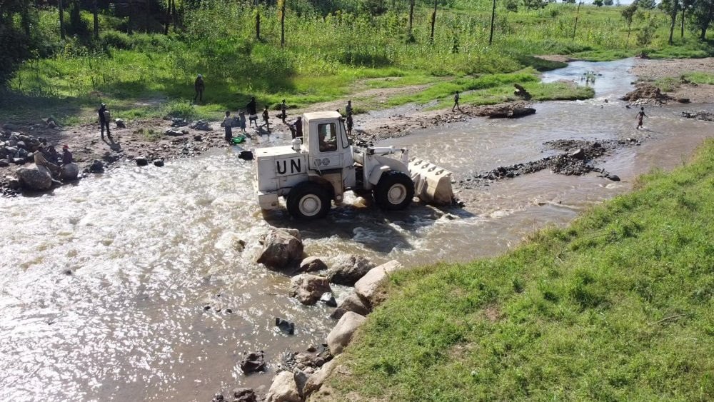 2023年6月7日，在剛果（金）南基伍省卡萊亥地區(qū)，中國(guó)第26批赴剛果（金）維和工兵分隊(duì)官兵進(jìn)行施工作業(yè)。