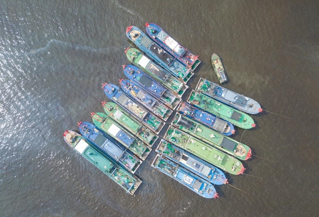 9月4日，船只在海南省?？谑行赂鄞a頭?？勘茱L（無人機照片）。新華社記者 蒲曉旭 攝