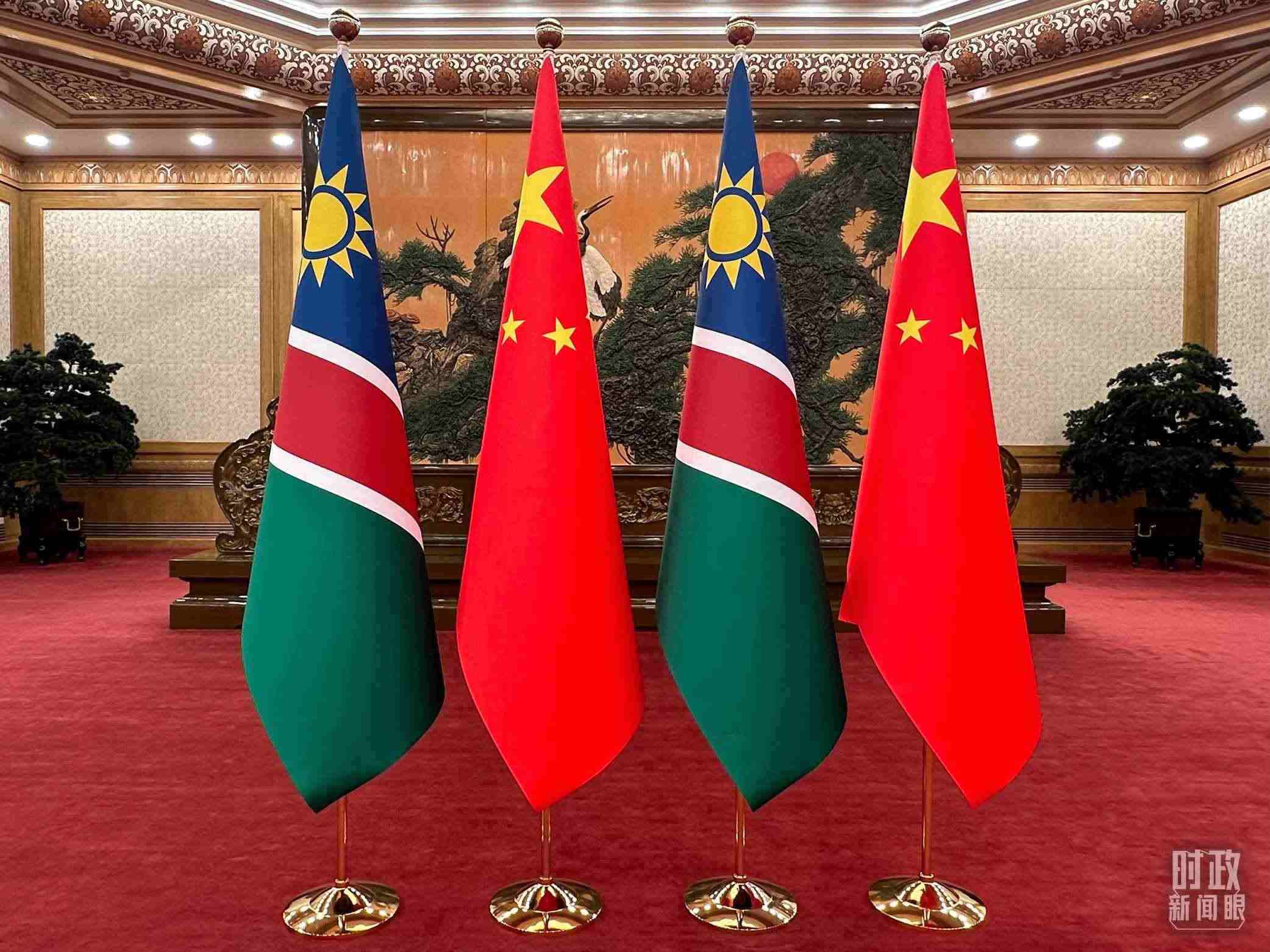  △雙邊會見現(xiàn)場的中國和納米比亞國旗。（總臺央視記者范一鳴拍攝）