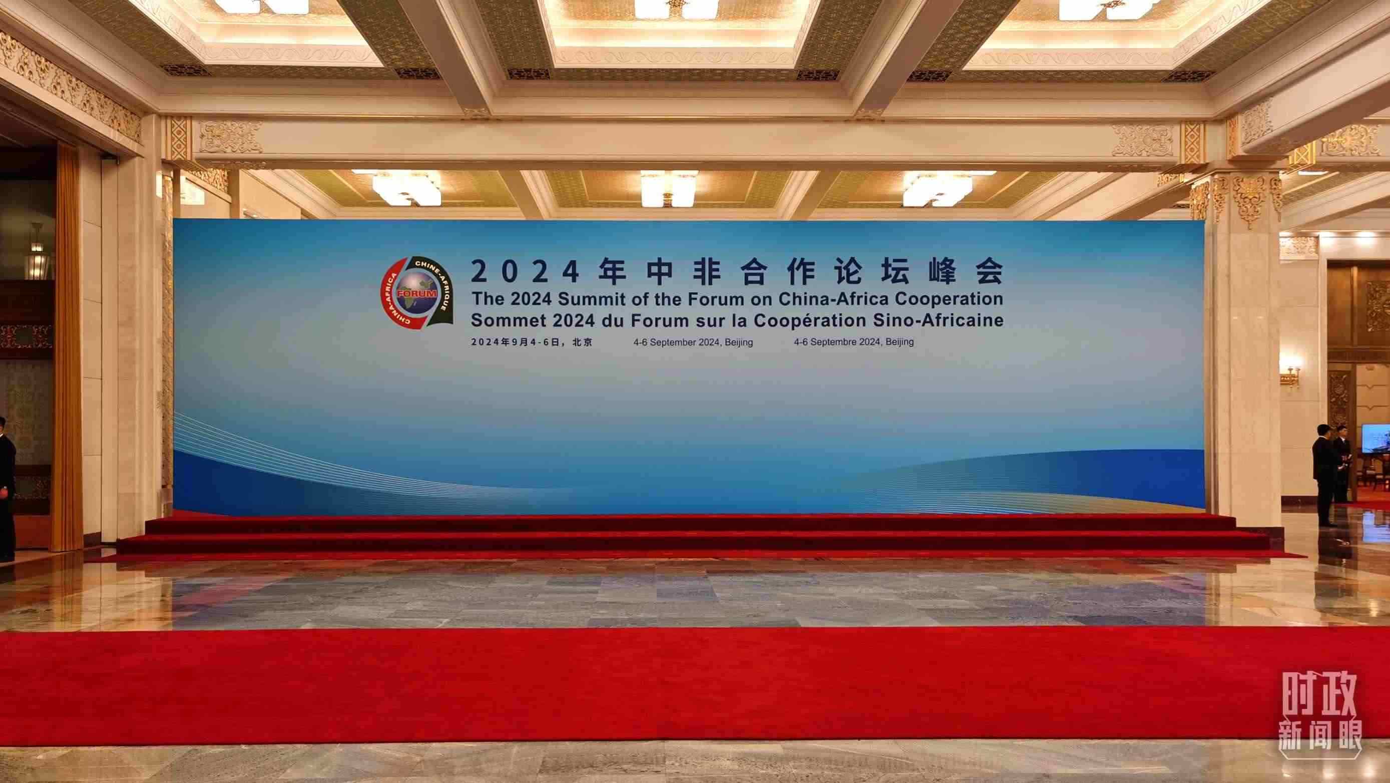  △開幕式前，與會領(lǐng)導(dǎo)人在這里集體合影。（總臺央視記者郭鴻拍攝）