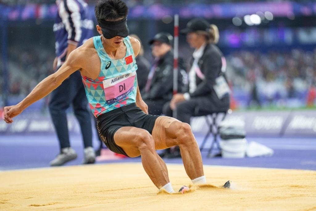 8月30日，邸東東在巴黎殘奧會田徑男子跳遠T11級決賽中試跳。新華社記者 黃偉 攝