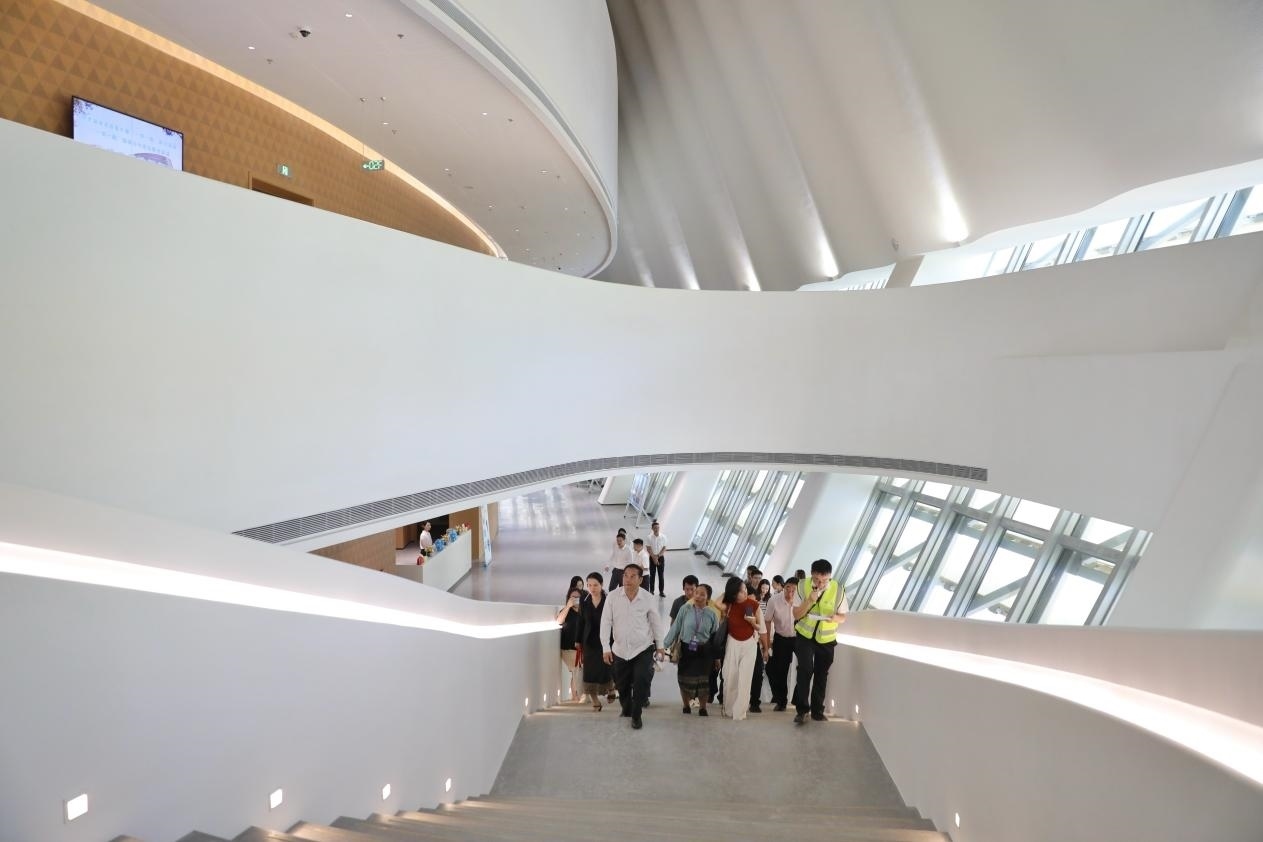 亞洲媒體考察團正在上樓?！吨袊?jīng)濟周刊》記者 肖翊攝