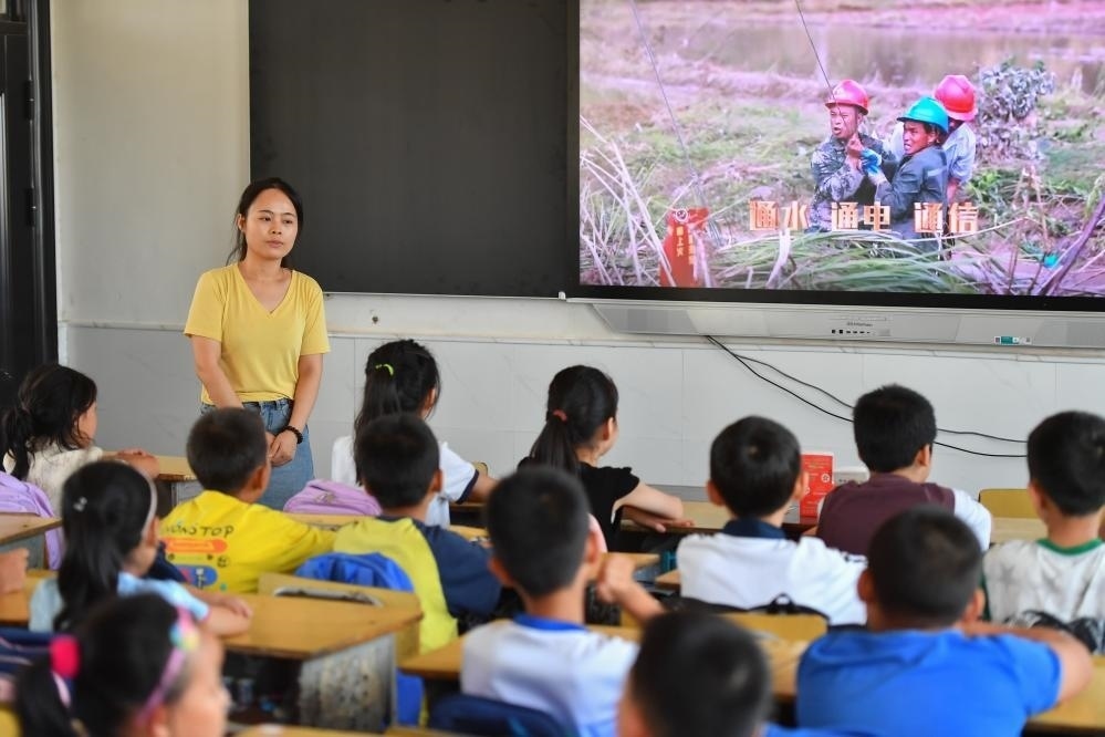 今年夏天，湖南華容縣等地遭受洪澇災害。9月，華容縣一所學校，老師通過講述防災救災故事，引導孩子們知情、共情，汲取成長的力量。
