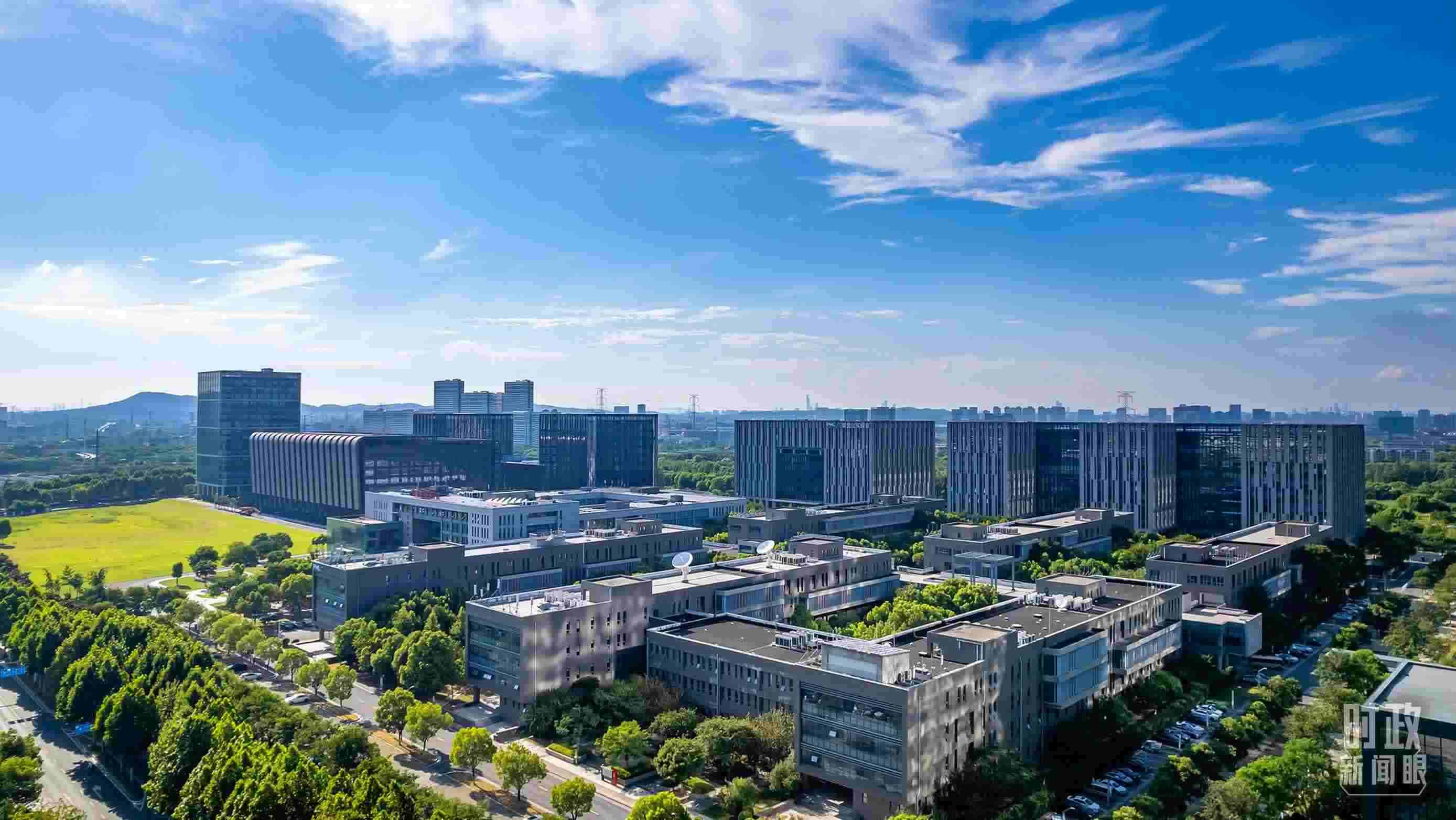  △2023年7月，習(xí)近平調(diào)研南京紫金山實驗室，強調(diào)要為實現(xiàn)高水平科技自立自強立下功勛。（圖/視覺中國）