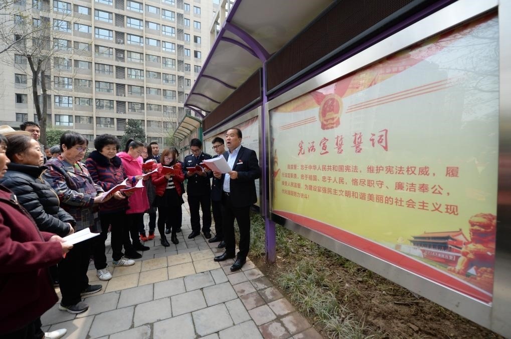 2018年3月20日，陜西寶倫律師事務(wù)所專職律師白銀濤（右一）在西安華遠(yuǎn)君城社區(qū)宣傳憲法知識。新華社記者 李一博 攝