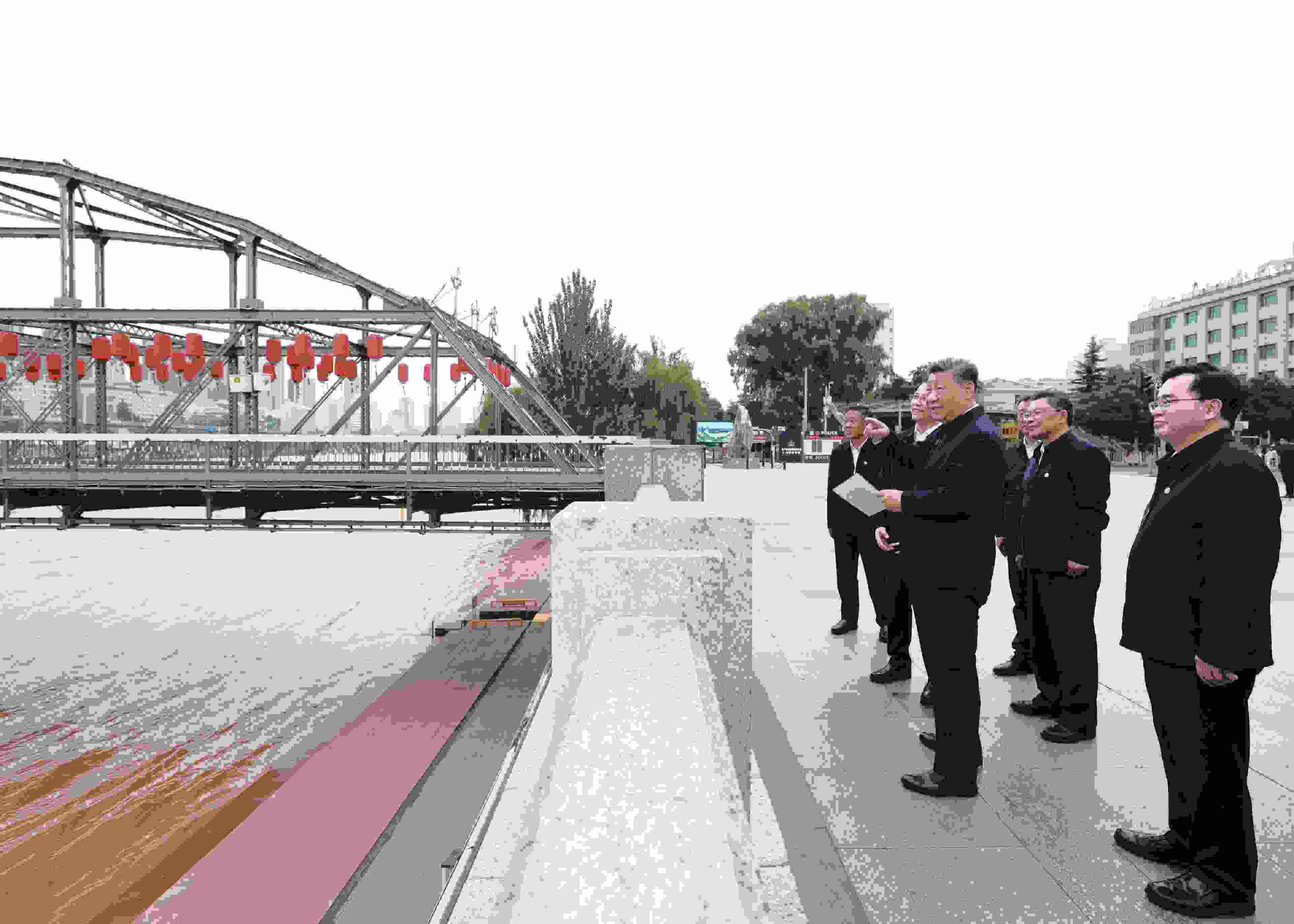 △ 2024年9月11日，習近平總書記來到甘肅省蘭州市黃河蘭州中山橋段，了解當?shù)赝苿狱S河流域生態(tài)保護情況。