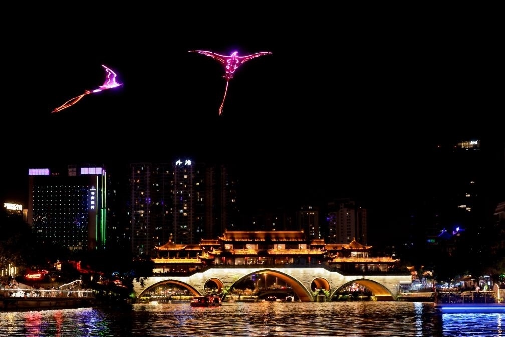 成都“夜游錦江”低空飛行裝置與游船伴飛。（唐斌治 攝）