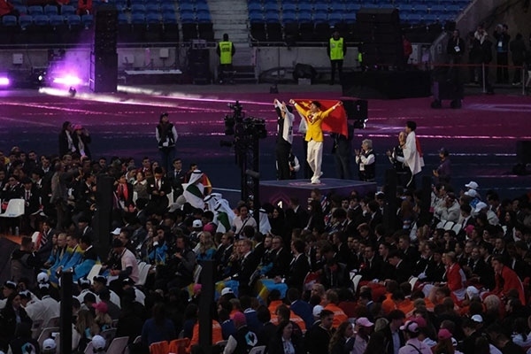 中國選手登上最高領(lǐng)獎臺。人民網(wǎng)記者 于超凡攝