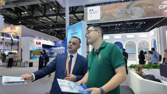 伊和·阿塔里扎德介紹阿塞拜疆產(chǎn)業(yè)園。人民網(wǎng)記者 楊倩攝