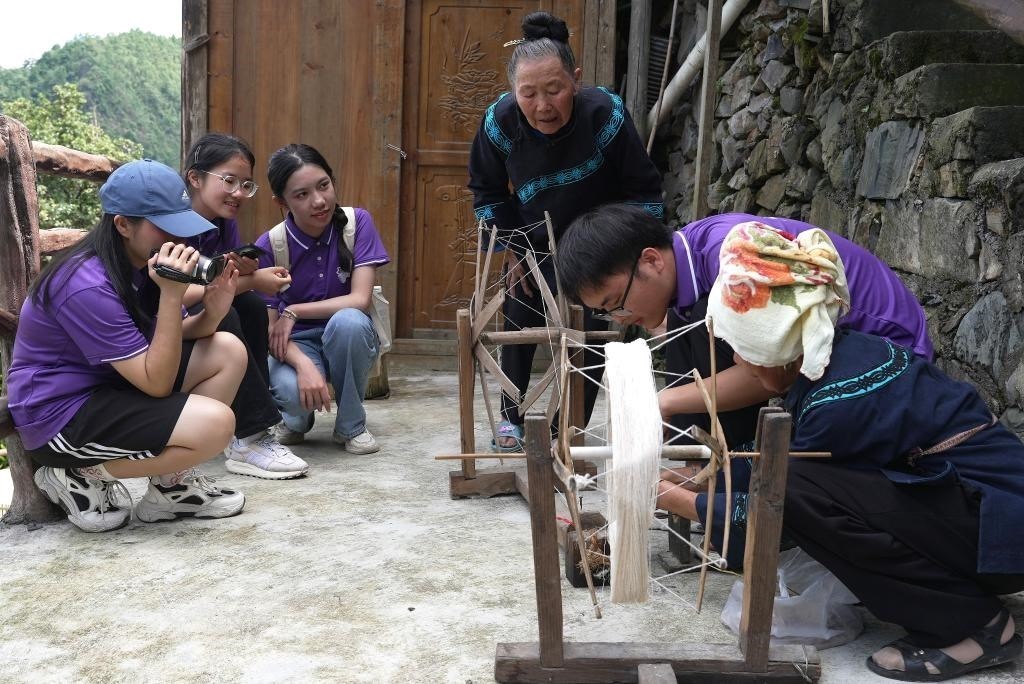 南開大學(xué)師生在貴州省雷山縣南猛村了解鄉(xiāng)村振興成就。（受訪者供圖）