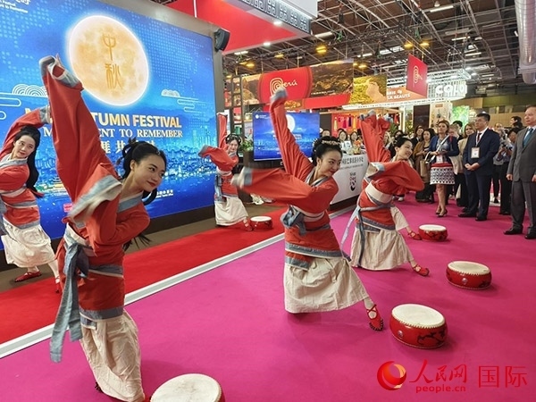 “你好！中國”展臺開幕式上的中國傳統(tǒng)舞蹈表演。人民網(wǎng)記者 尚凱元攝