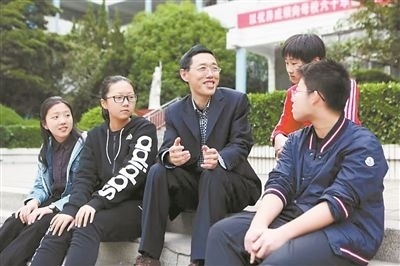 淮北市首批高層次人才儲(chǔ)備金獲得者、淮北市第一中學(xué)教師陳超（左三）在與學(xué)生交談。淮北市委人才工作局供圖