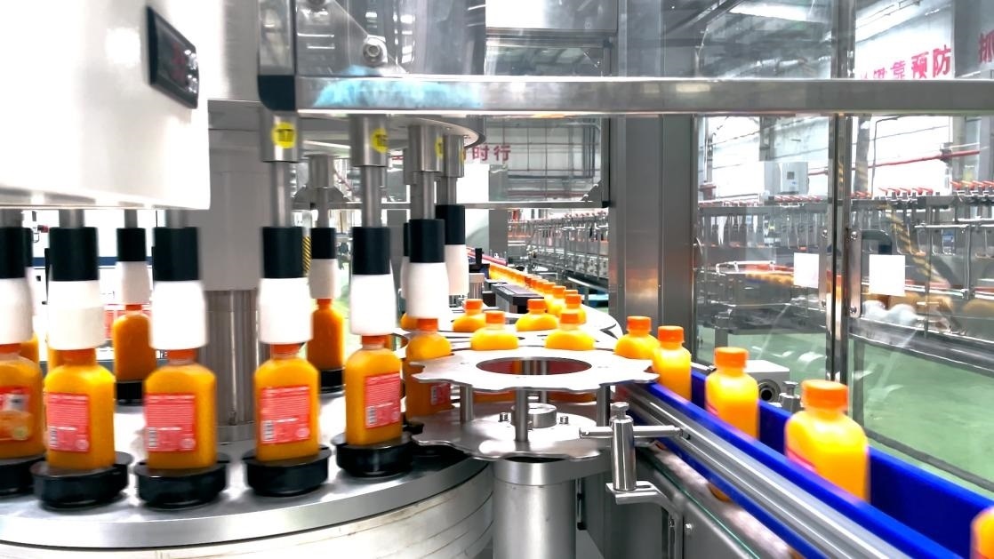 一輕食品（丹江口）產(chǎn)業(yè)園內(nèi)的桔汁飲料生產(chǎn)線。 受訪者供圖
