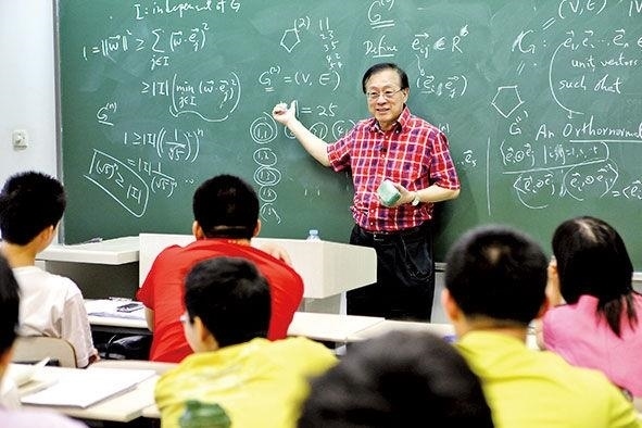 姚期智為清華大學學生授課。