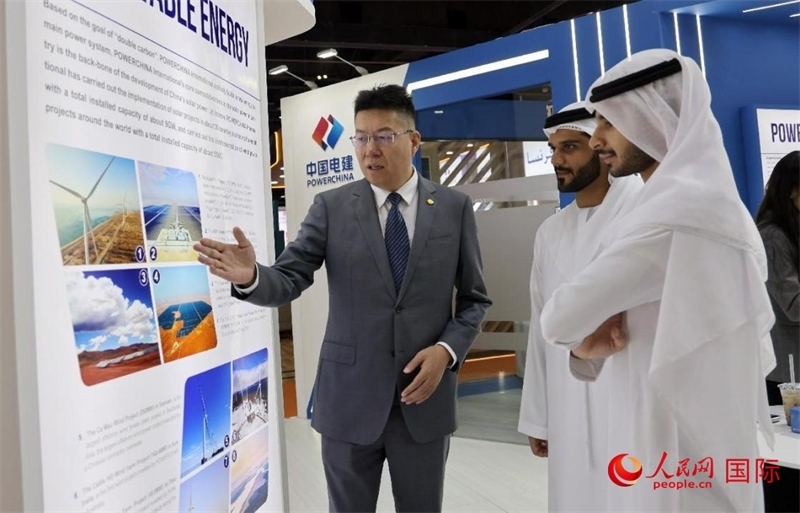 中國(guó)電建中東北非區(qū)域總部負(fù)責(zé)人向觀眾介紹公司承建的可再生能源項(xiàng)目。人民網(wǎng)記者 管克江攝