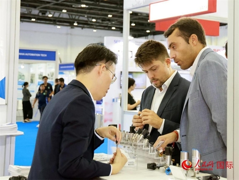 中外展商交流。人民網(wǎng)記者管克江攝
