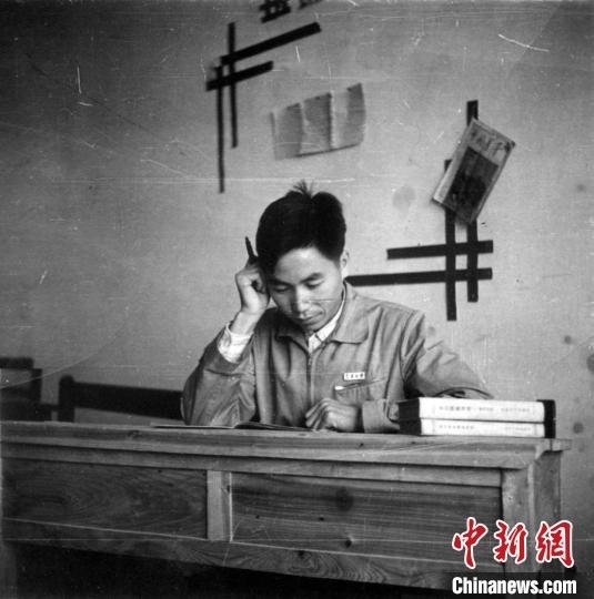 大學(xué)時(shí)期，龍樂(lè)豪在教室自習(xí)。(中國(guó)運(yùn)載火箭技術(shù)研究院供圖)