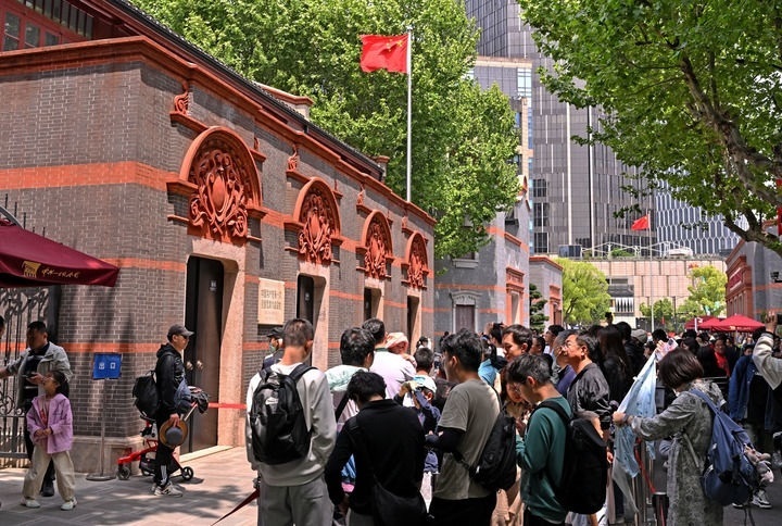2024年5月3日，游客在位于上海的中共一大會址前參觀。新華社記者 劉穎 攝