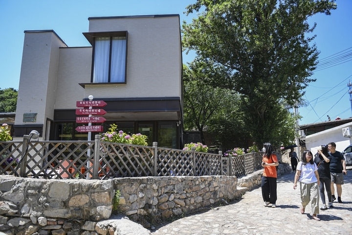 游客在北京延慶石峽村觀光（2024年6月1日攝）。新華社記者 陳鐘昊 攝