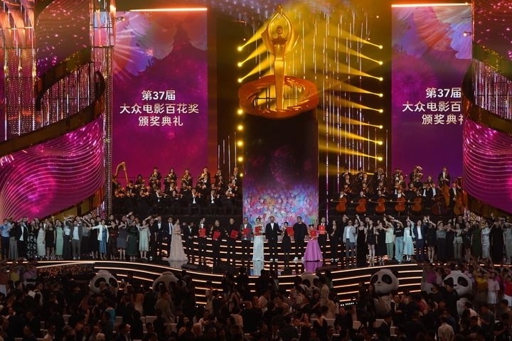 2024年8月4日，在四川成都，第37屆大眾電影百花獎(jiǎng)獲獎(jiǎng)?wù)吆痛蟊娫u審在舞臺上合影。新華社記者 唐文豪 攝