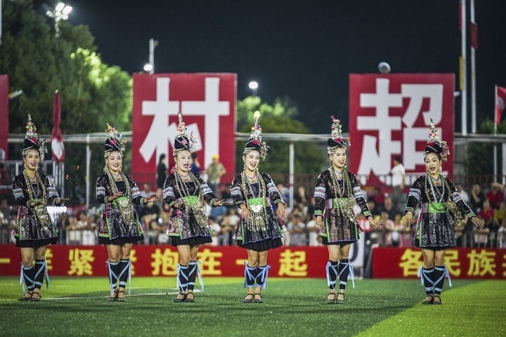 2024年9月28日，榕江縣侗族大歌隊(duì)的演員們在“村超”足球場上表演。當(dāng)日，“發(fā)現(xiàn)中國之美·相約貴州村超”國際友誼賽在貴州省黔東南苗族侗族自治州榕江縣的“村超”足球場舉行。新華社記者 陶亮 攝