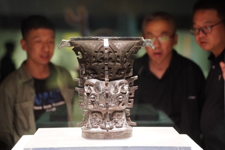 2024年5月9日，游客在陜西寶雞青銅器博物院內(nèi)參觀西周文物何尊。新華社記者 邵瑞 攝