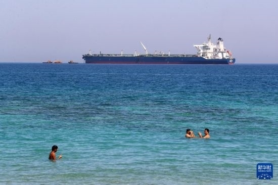 這是10月8日在埃及蘇伊士灣拍攝的行駛中的船只。新華社記者 隋先凱 攝